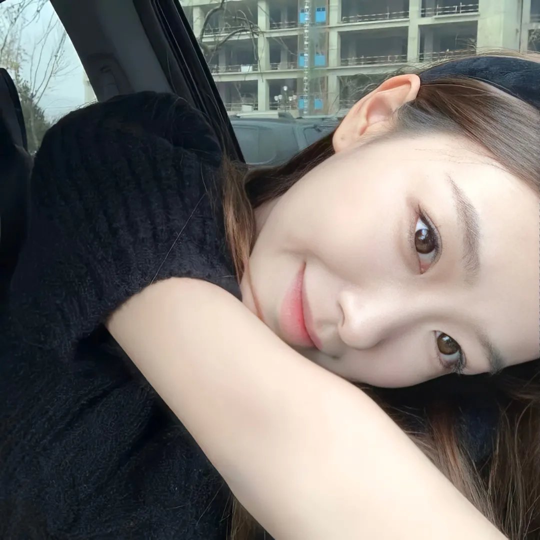 系红裤带的女人